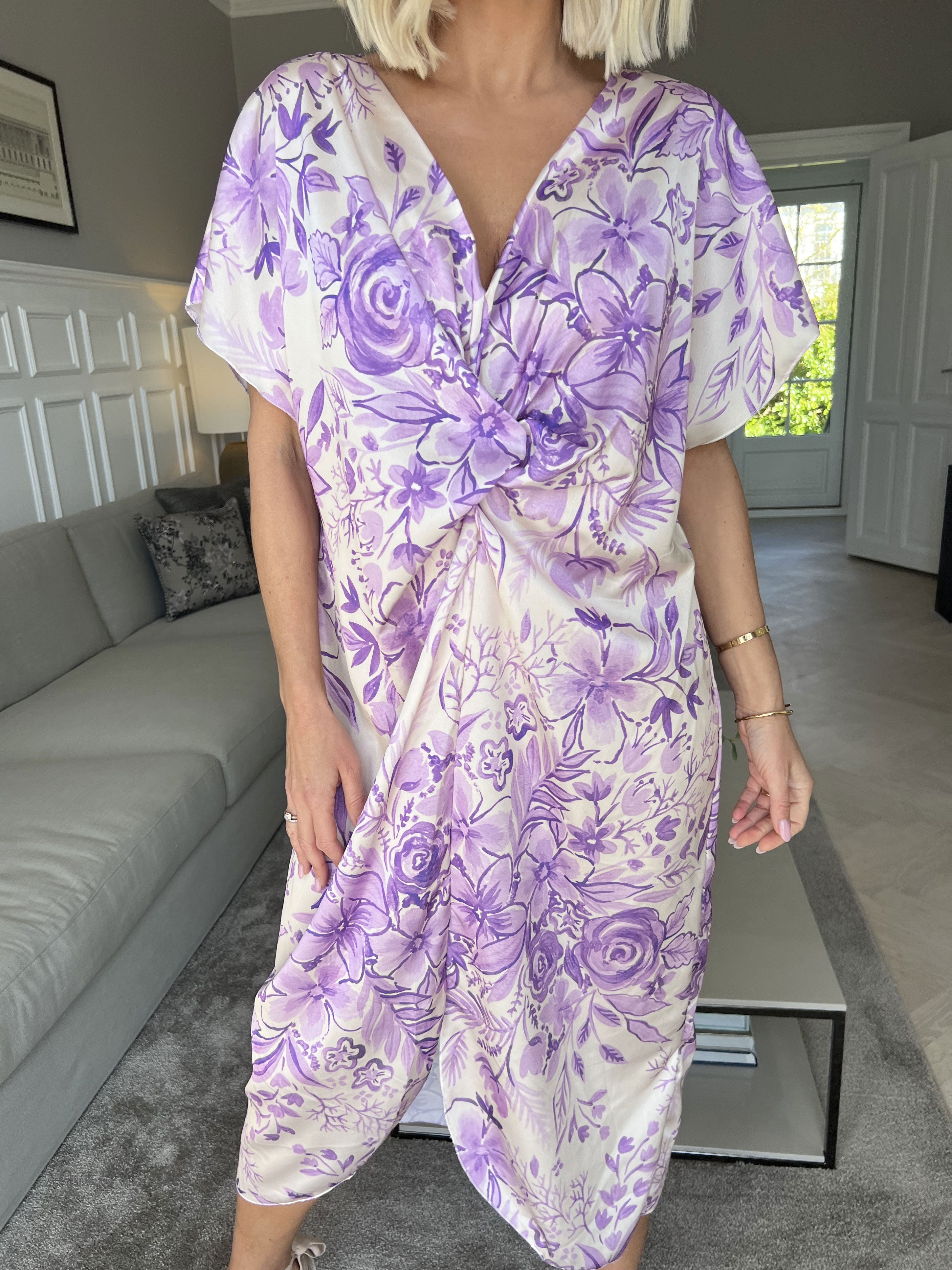 Juno Flower - Sød kjole i silkelook med blomsterprint